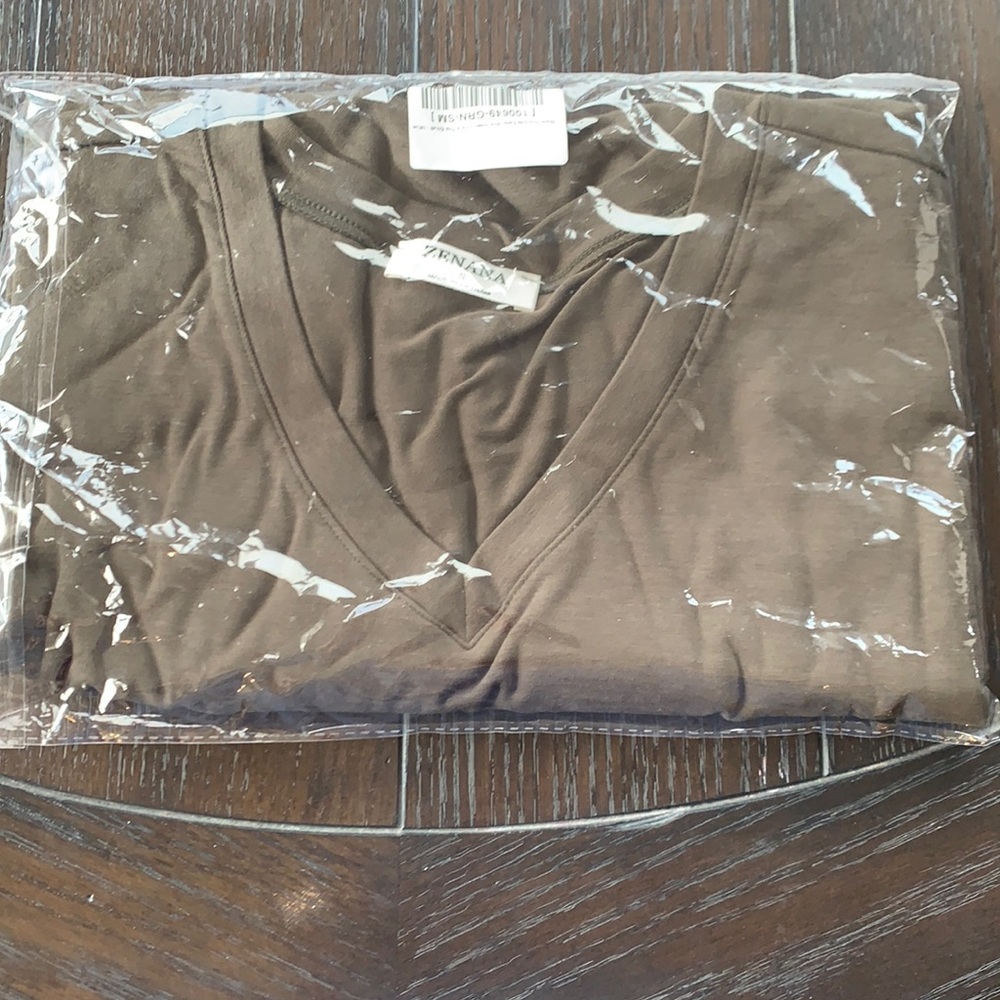 BNWT Zenana V-neck t shirt